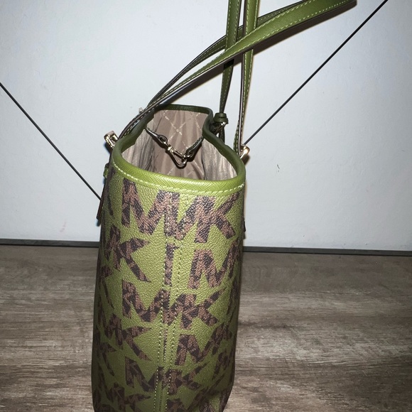 💚MK Jet Set Travel Medium Carryall Tote 💚 - Picture 10 of 10